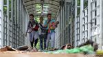 Jorok! Sampah Tahun Baru Menumpuk di JPO Medan Merdeka Barat