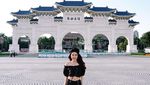 Foto: Liburannya Model Cantik Thailand yang Viral Pakai Seragam PNS