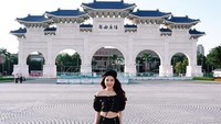 Di Taiwan, Milin berkunjung ke beberapa destinasi wisata. Termasuk di antaranya, Chiang Kai Sek Memorial Hall yang begitu populer di sana. (Instagram/@milinb3rry)