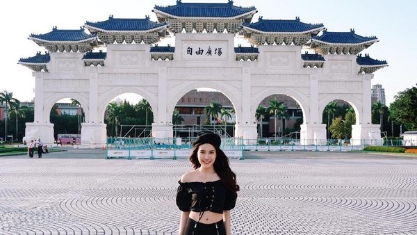 Di Taiwan, Milin berkunjung ke beberapa destinasi wisata. Termasuk di antaranya, Chiang Kai Sek Memorial Hall yang begitu populer di sana. (Instagram/@milinb3rry) Di Taiwan, Milin berkunjung ke beberapa destinasi wisata. Termasuk di antaranya, Chiang Kai Sek Memorial Hall yang begitu populer di sana. (Instagram/@milinb3rry)