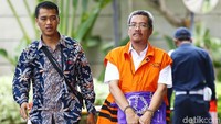 Seorang tahanan KPK memasuki gedung KPK untuk menjalani pemeriksaan, Rabu (2/1/2019).