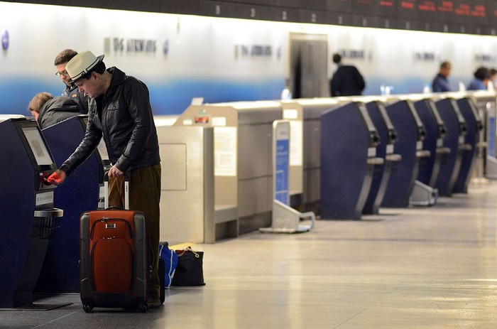 Ilustrasi mencetak boarding pass di mesin. Foto: Getty Images Ilustrasi mencetak boarding pass di mesin. Foto: Getty Images