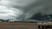 Awan hitam itu terlihat di langit Makassar pada 1 Januari 2019 sekitar pukul 08.00 Wita. Istimewa.