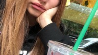 Minuman dingin yang terbuat dari buah-buahan juga disukai Blondeau. Tapi kok raut wajahnya tak ceria, ya?  Foto: Instagram thylaneblondeau