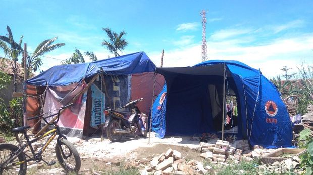 4 Keluarga Korban Puting Beliung Cirebon Huni Tenda 