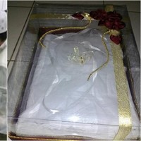 Pada Maret 2017, seorang wanita asal Bekasi bernama Ariyati jadi viral karena meminta kain kafan sebagai mahar pernikahannya. Alasan Ariyati ini pun sungguh mengharukan. Ia menginginkan jika meninggal nanti, kain kafan pemberian suaminya yang bernama Indra itu menemani dirinya. Foto: dok. Facebook