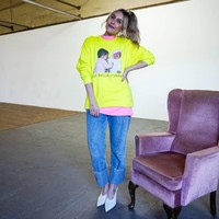 Setelah mengaku keluar dari sebutan hijabers, Dina Tokio semakin berani memperlihatkan rambutnya. Awalnya ia menutupi kepalanya dengan topi atau scarf, tapi sekarang ia benar-benar tampil tanpa secarik benang di rambutnya. Foto: Instagram/DinaTokio