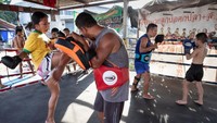 Anak laki-laki maupun perempuan, semua bisa menjadi petarung asal mampu menghadapi intensitas latihan dan pertandingan muay thai. (Foto: Paula Bronstein/Getty Images)