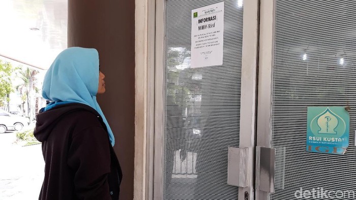 Pengumuman di RSUI Kustati bahwa tidak melayani pasien BPJS Kesehatan lagi. Foto: Bayu Ardi Isnanto/detikcom Pengumuman di RSUI Kustati bahwa tidak melayani pasien BPJS Kesehatan lagi. Foto: Bayu Ardi Isnanto/detikcom