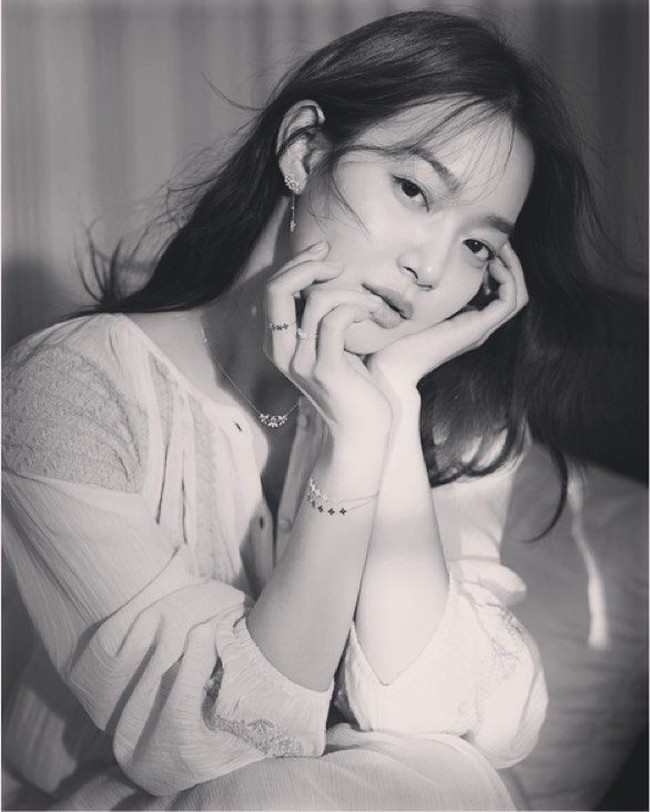 Sejak saat itu, lawan main Lee Seung Gi di drama My Girl Friend Is Gumiho ini kebanjiran jadi model iklan. Ia pernah menjadi bagian dari model untuk produk LG, Giordano, Calvin Klein, dan berbagai produk kosmetik. Foto: Instagram @illusomina