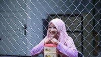 Memiliki nama lengkap Arafah Rianti ini tidak hanya pintar melucu tapi juga jago akting. Kali ini dirinya sedang membawa rantangan saat sedang syuting. Foto: Instagram@arafahrianti