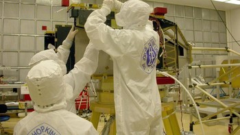 Proses pembuatan pesawat New Horizons di Johns Hopkins University Applied Physics Laboratory di Laurel, Maryland. Tampak engineer NASA memasang perangkat untuk melakukan penelitian di antariksa. Foto: NASA