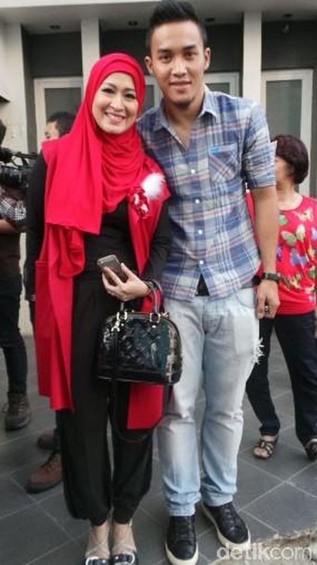 Okie Agustina dan pemain sepak bola asal Malang, Gunawan Dwi Cahyo. Okie menikah secara siri pada 10 Februari 2012. Dan pada 13 Juli 2012, pernikahan mereka telah diresmikan melalui akad nikah di Masjid Roosniah Al-Achmad, Bogor Nirwana Residence, Jawa Barat. Keduanya telah dikaruniai anak bernama Miro Materazi. Sebelumnya Okie sudah menikah dengan Sigit Purnomo Syamsuddin Said atau Pasha Ungu pada 2003 dan bercerai 2009. Foto: Desi/detikSport