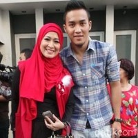 Okie Agustina dan pemain sepak bola asal Malang, Gunawan Dwi Cahyo. Okie menikah secara siri pada 10 Februari 2012. Dan pada 13 Juli 2012, pernikahan mereka telah diresmikan melalui akad nikah di Masjid Roosniah Al-Achmad, Bogor Nirwana Residence, Jawa Barat. Keduanya telah dikaruniai anak bernama Miro Materazi. Sebelumnya Okie sudah menikah dengan Sigit Purnomo Syamsuddin Said atau Pasha Ungu pada 2003 dan bercerai 2009. Foto: Desi/detikSport