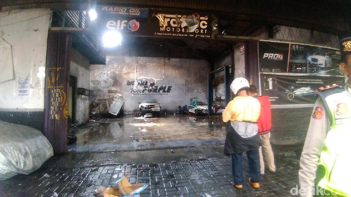 Sebuah Bengkel di Surabaya Terbakar, 3 Mobil dan 1 Motor Hangus