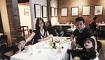 Gaya Seru Dhena, Istri Jonathan Ijonk Frizzy Saat Kulineran Bareng Keluarga