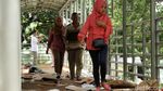 Jorok! Sampah Tahun Baru Menumpuk di JPO Medan Merdeka Barat