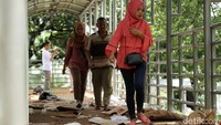 Sebelumnya petugas Dinas Lingkungan Hidup DKI Jakarta telah melakukan pembersihan sampah sisa perayaan tahun baru. Sampah yang terkumpul seberat 327 ton.
