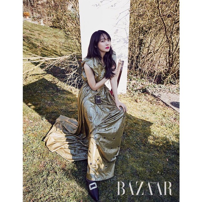 Pada 2001, Shin Min Ah memulai debut aktingnya sebagai peran karakter pendukung dalam seri Beautiful Days. Di tahun yang sama ia pun melakuakan debut di layar lebar lewat film Volcano High. Foto: Instagram @illusomina
