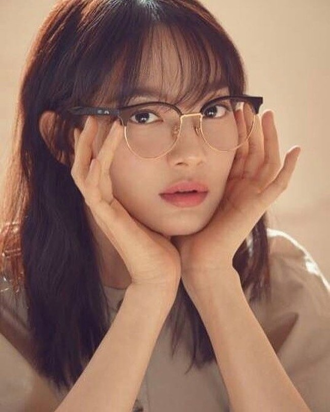 Tak hanya pandai berakting dan berpose sebagai model, Shin Min Ah juga dikenal sebagai aktris multitalenta. Ia kerap menjadi penyanyi untuk soundtrack beberapa drama yang dibintaginya. Foto: Instagram @illusomina