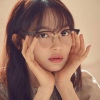 Tak hanya pandai berakting dan berpose sebagai model, Shin Min Ah juga dikenal sebagai aktris multitalenta. Ia kerap menjadi penyanyi untuk soundtrack beberapa drama yang dibintaginya. Foto: Instagram @illusomina