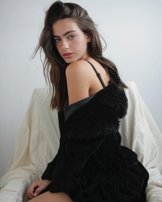 Terlahir dengan nama Yael Cohen, wanita yang populer di Instagram dengan followers lebih dari 491 ribu itu berasal dari keluarga penganut Yahudi Orthodox. Yael merupakan anak ketiga dari lima bersaudara. Ayahnya, Ofer Cohen bekerja sebagai supervisor di sebuah pabrik, sedangkan ibunya, Ofra Cohen, pustakawati yang memiliki gelar master di jurusan tata kota dan geografi. Foto: Instagram@yaelshelbia