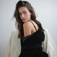 Terlahir dengan nama Yael Cohen, wanita yang populer di Instagram dengan followers lebih dari 491 ribu itu berasal dari keluarga penganut Yahudi Orthodox. Yael merupakan anak ketiga dari lima bersaudara. Ayahnya, Ofer Cohen bekerja sebagai supervisor di sebuah pabrik, sedangkan ibunya, Ofra Cohen, pustakawati yang memiliki gelar master di jurusan tata kota dan geografi. Foto: Instagram@yaelshelbia