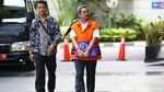 Foto Fashion Terbaru Tahanan KPK: Rompi Oranye Plus Borgol!