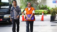 Mulai hari ini para tahanan yang dibawa dari dan menuju gedung KPK akan diborgol. 
