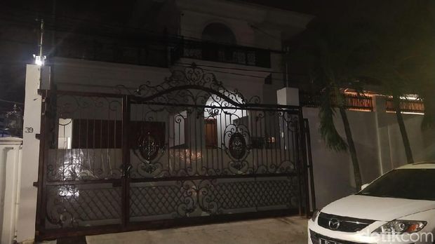 Suasana di rumah Dirut PT WKE  Budi Suharto saat penyidik KPK melakukan penggeledahan
