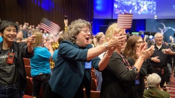 Selain Brian May, sejumlah pengungjung umum juga ikut berpesta merayakan keberhasilan NASA. Foto: flickr/nasahqphoto