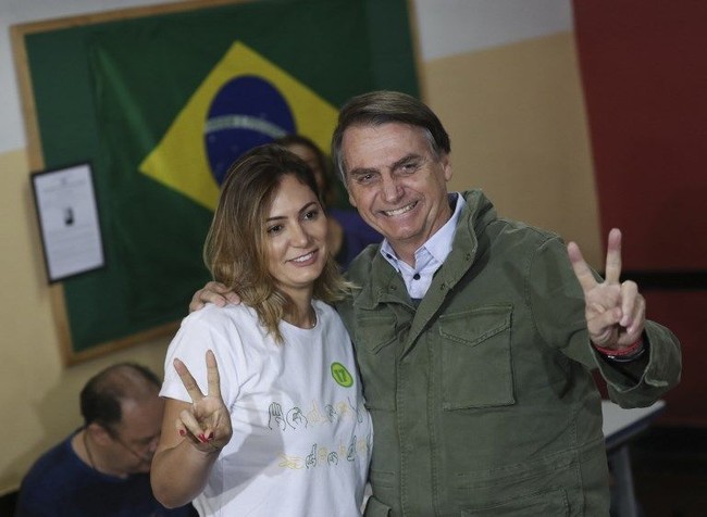 Michelle dan Jair hanya berkencan selama enam bulan, sebelum akhirnya resmi mendaftarkan pernikahan mereka. Dengan itu, Michelle pun resmi menjadi istri kedua Jair. Istri pertamanya adalah Rogeria Bolsonaro, dan istri kedua yang baru saja diceraikan sebelum menikahi Michelle, yakni Ana Cristina Valle. Foto: dok. AFP