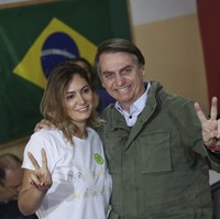 Michelle dan Jair hanya berkencan selama enam bulan, sebelum akhirnya resmi mendaftarkan pernikahan mereka. Dengan itu, Michelle pun resmi menjadi istri kedua Jair. Istri pertamanya adalah Rogeria Bolsonaro, dan istri kedua yang baru saja diceraikan sebelum menikahi Michelle, yakni Ana Cristina Valle. Foto: dok. AFP