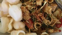 Selain menyehatkan lotek juga relatif murah karena bahannya sayuran, Dimakan dengan kerupuk makin asyik rasanya. Foto: Instagram @lambe_mangan