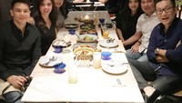 Wanita berambut panjang ini tampak bahagia sekali saat makan malam ditemani Ijonk dan sahabat-sahabatnya. Foto: Instagram dhenafrizzy