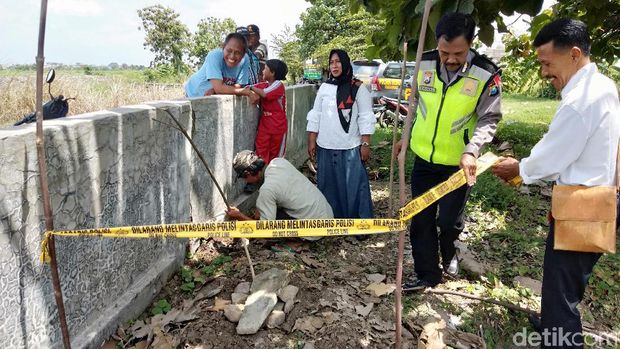 Polisi me-police line lokasi 