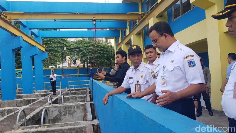 Anies Cek Kali Item yang Sempat Muncul Busa Tebal Anies Cek Kali Item yang Sempat Muncul Busa Tebal