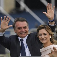 Meski beda usia 25 tahun, keduanya jatuh cinta dan memutuskan menikah pada 2007. Segalanya bermula ketika kami pertama bertemu di ruangan Jair. Tak makan waktu lama bagi kami untuk menyadari kami ingin hidup bersama, kata Michelle dalam wawancaranya kepada media. Foto: dok. AFP