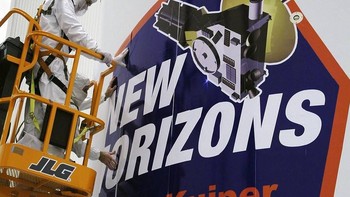 Teknisi NASA mempersiapkan peluncuran New Horizons pada tahun 2006 di Kennedy Space Center. Foto: NASA