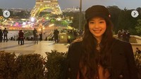 Sebelumnya Jennie pernah mengunggah foto dirinya di Paris dengan caption romantis di mana Kai juga memposting foto dengan latar dan tanggal yang sama. Dok. Instagram/jennierubyjane