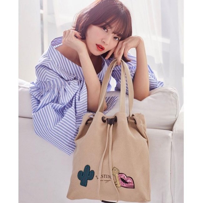 Shin Min Ah sendiri dikenal sebagai aktris Korea yang populer. Ia pun disebut sebagai CF Queen of Korea atau ratu iklan, karena jadi salah satu model yang paling banyak diminati. Foto: Instagram @illusomina