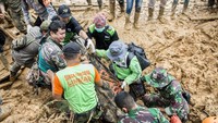 Proses evakuasi terus berlangsung untuk mengangkat jenazah korban yang sebelumnya tertimbun tanah longsor dan puing-puing bangunan rumah.