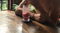 Siang hari memang paling enak melepas dahaga dengan jus buah strawberry yang legit enak. Terbukti bahwa Ansel memang doyan, dengan aneka buah segar. Foto: Instagram @ansel