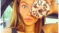 Ia juga sering jadi model brand fashion ternama seperti Dolce & Gabbana, Chanel, Ralph Lauren dan Lacoste. Meski begitu, Blondeau sama seperti gadis lain yang suka camilan manis seperti donat. Foto: Instagram thylaneblondeau