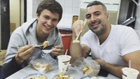 Ke Taiwan, Ansel sempat mencicipi beberapa makanan yang enak di sana. Lihat tuh, wajah Ansel terlihat bahagia sekali, ya? Foto: Instagram @ansel