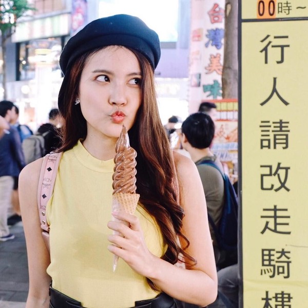 Milin juga jalan-jalan ke Ximenting Night Market yang tak kalah populer. Lihat gaya gemas Milin saat jajan es krim di sana. (Instagram/@milinb3rry) Milin juga jalan-jalan ke Ximenting Night Market yang tak kalah populer. Lihat gaya gemas Milin saat jajan es krim di sana. (Instagram/@milinb3rry)