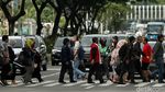 Potret Kesibukan Warga Jakarta Usai Libur Akhir Tahun