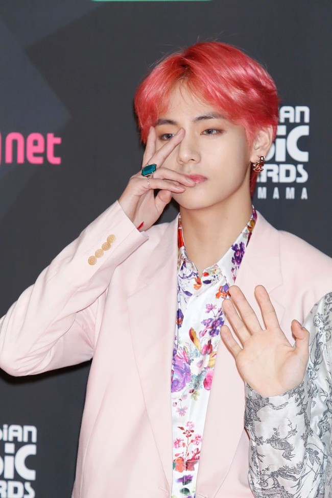 V BTS harus turun dari posisinya di nomor pertama tahun lalu, menjadi urutan kelima. Pria bernama asli Kim Tae-Hyung ini dinilai memiliki fitur wajah paling ideal di dunia. Foto: Getty Images