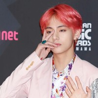 V BTS harus turun dari posisinya di nomor pertama tahun lalu, menjadi urutan kelima. Pria bernama asli Kim Tae-Hyung ini dinilai memiliki fitur wajah paling ideal di dunia. Foto: Getty Images