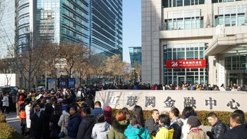 Pengguna Ofo yang dulunya loyal, kini pun mulai cemas terhadap nasib perusahaan. Mereka antara lain terlihat mengantre di kantor Ofo di Beijing untuk meminta kembali uang deposit yang mereka bayar di muka Foto: Reuters